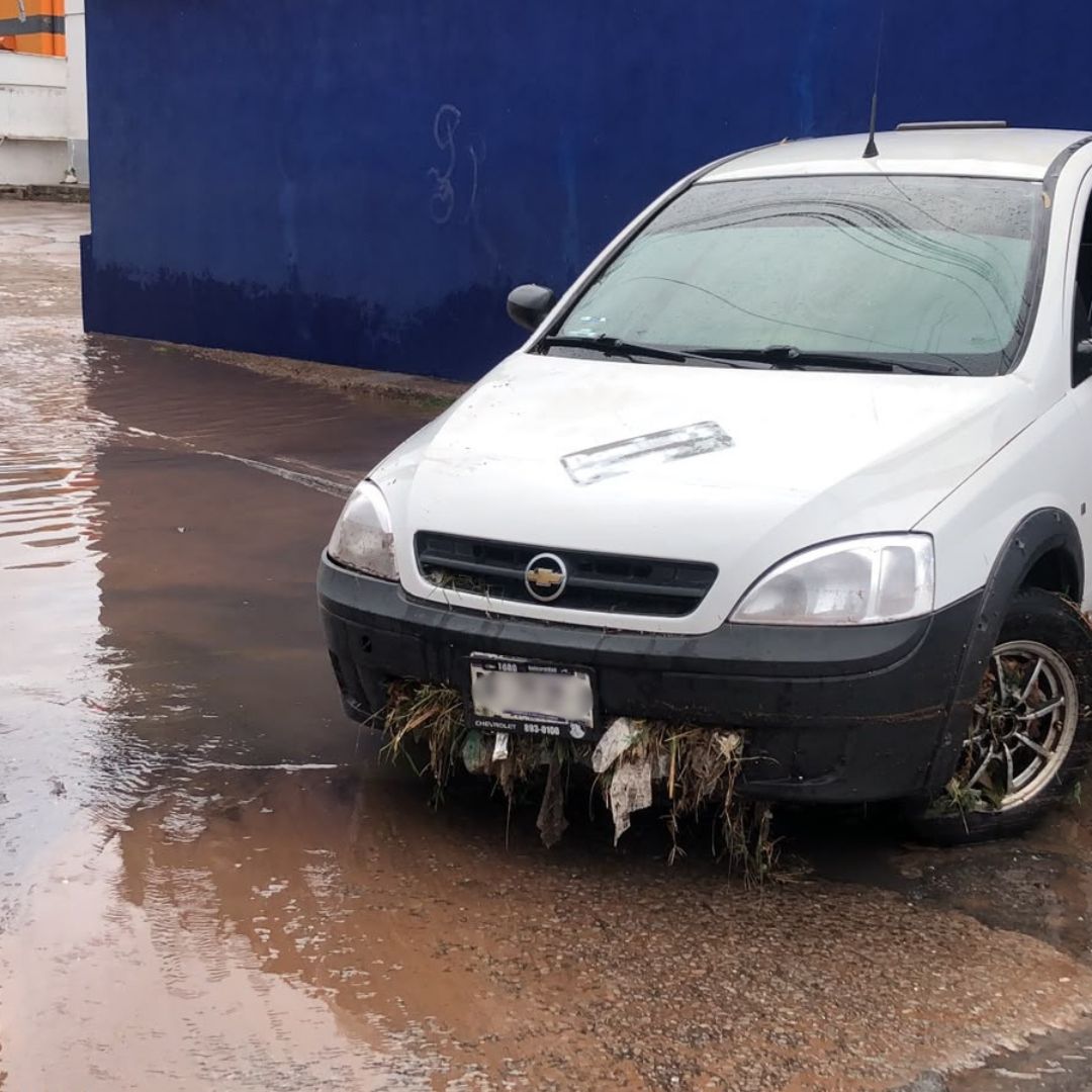 El tripulante de una camioneta pickup blanca no consiguió ponerse a salvo y murió ahogado